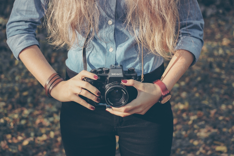 photographe-LA ROQUETTE SUR VAR-min_hand-person-girl-woman-camera-photography-614-pxhere.com